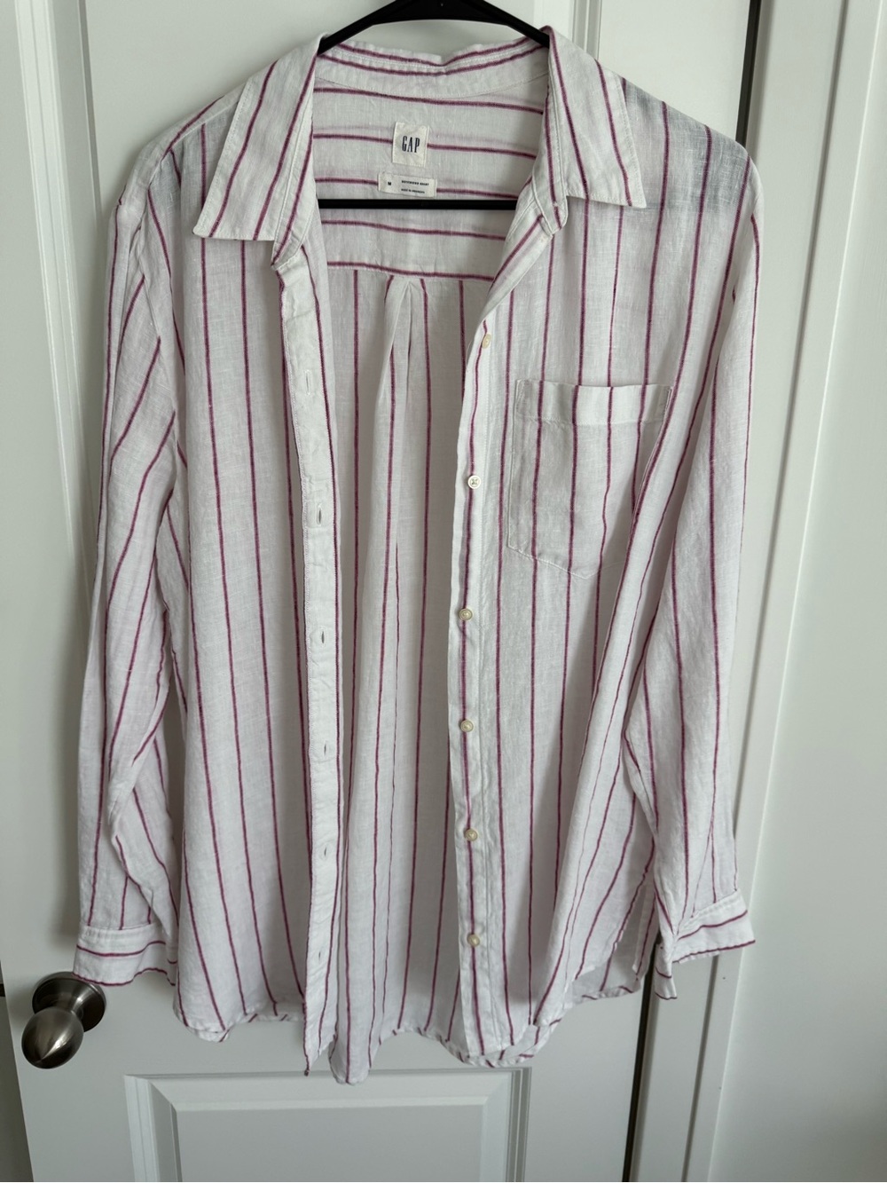 GAP women’s  White boyfriend Shirt twith Burgundy / dark pinkish Pinstripes